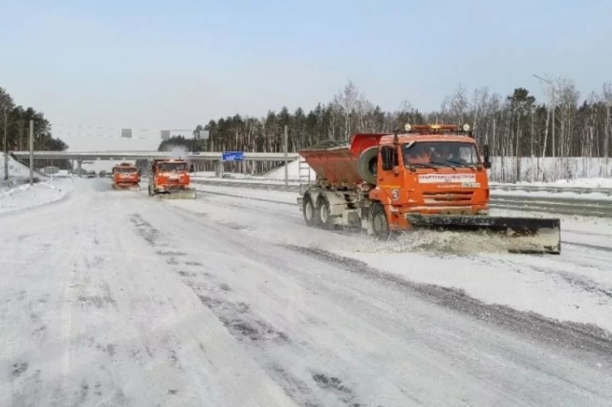    Более 300 единиц техники расчищают свердловские дороги от снега