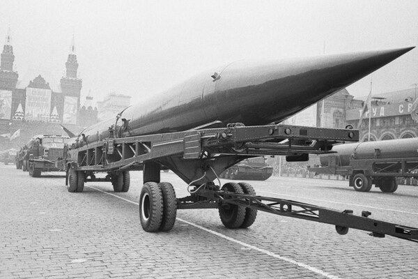 Баллистическая ракета средней дальности Р-12 на военном параде на Красной площади, посвященном 46-й годовщине Великой Октябрьской Социалистической революции, 1963 год / ТАСС  