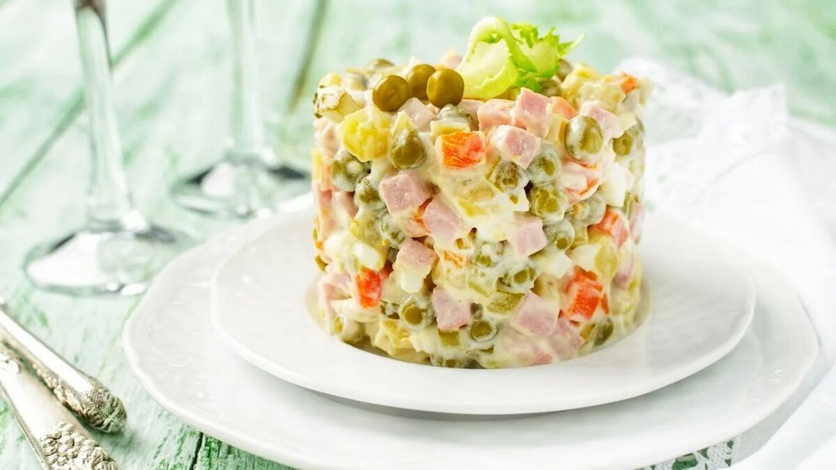 Колбасу можно заменить на отварную куриную грудку