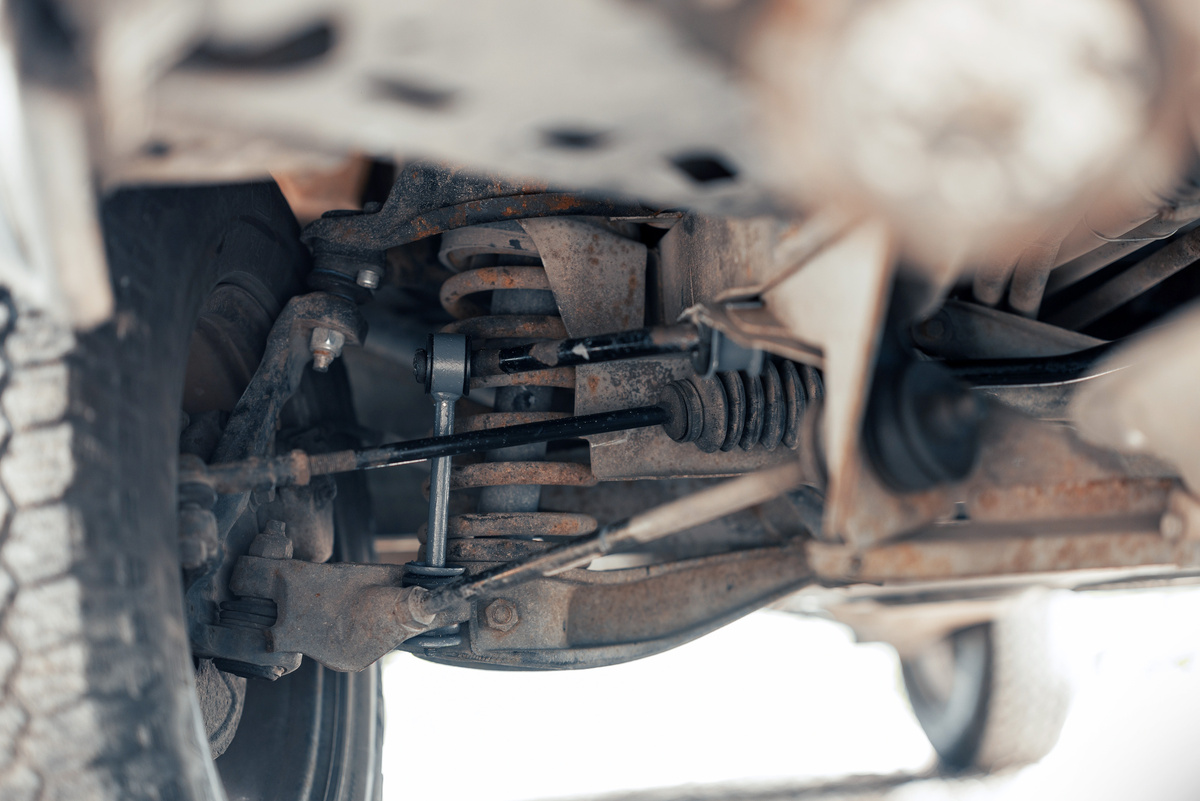 Anze Furlan / Shutterstock / FOTODOM📷Передняя стойка расположена в передней подвеске и соединяет стабилизатор с нижним рычагом (в многорычажной схеме) или амортизационной стойкой МакФерсон