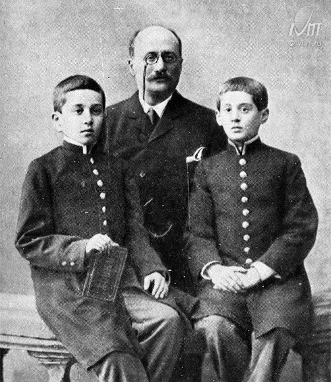 Вместе с братом и наставником Александром Виллуаном