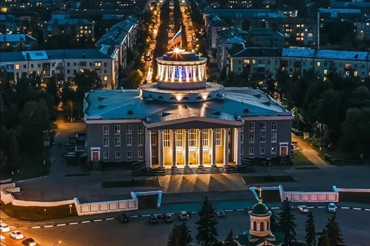    Скверы, дороги, квартиры.