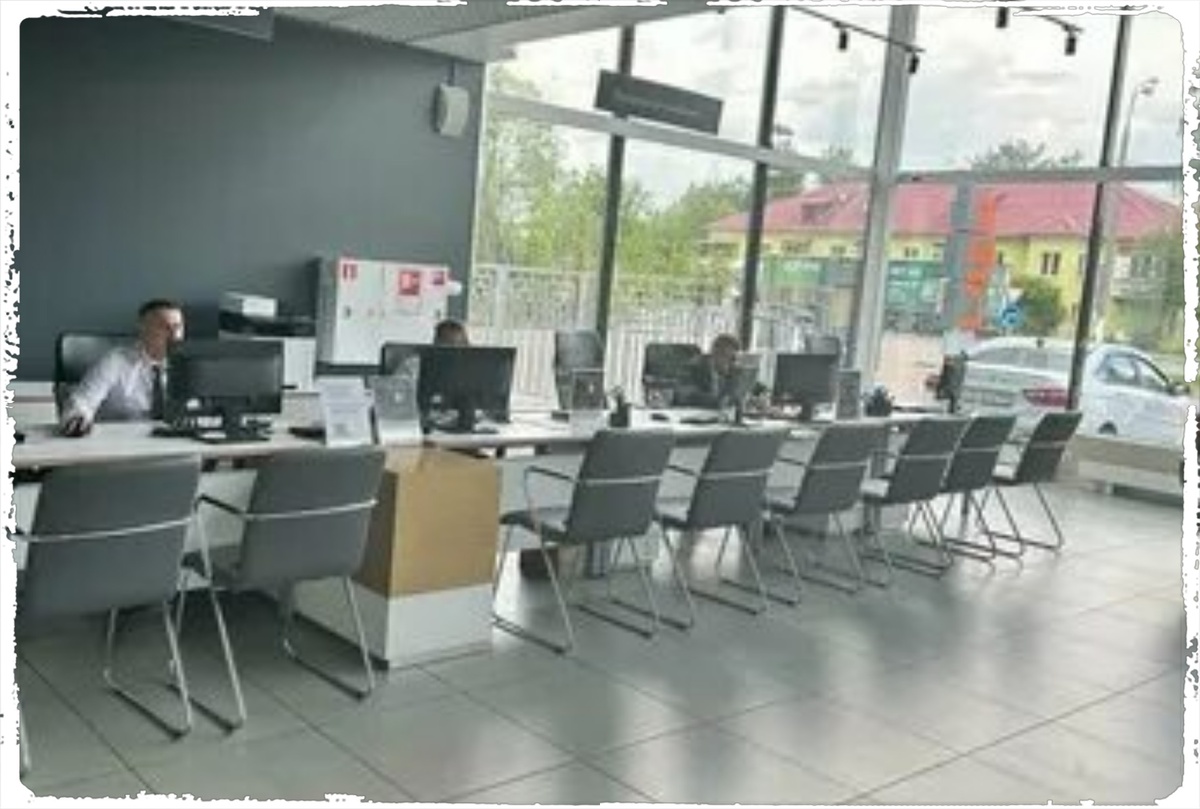 Пустые залы там, где раньше были очереди. Когда "народный" автомобиль стоит как квартира в регионе, патриотизм заканчивается.