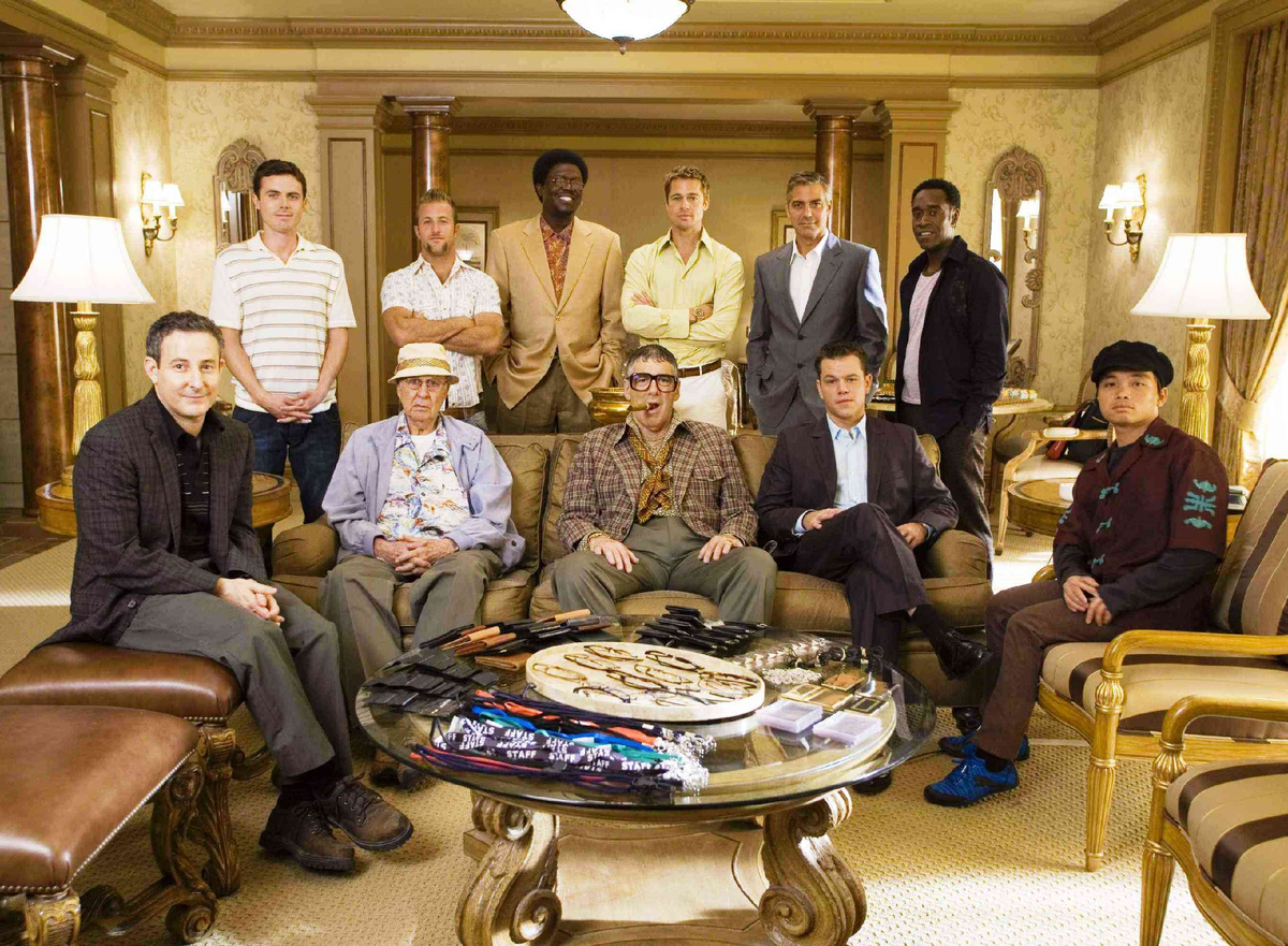 Команда асов для ограбления. Но и команда харизматичных персонажей для зрителей. Вот только их 11, включая самого Дэнни Оушена... "Особые, но как все. Забавные, но не смешные"