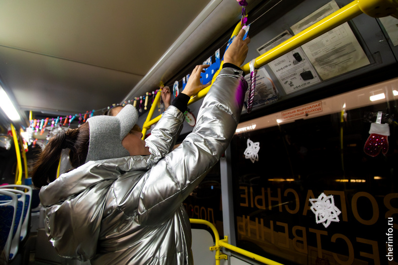    Конкурс на украшение автобусов проводит автоколонна № 1456. В нем участвуют команды: семейные, одноклассников, детсадов, организаций.