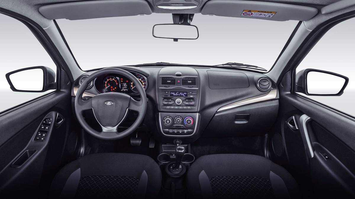    Автомобиль Lada Granta на дороге — отзывная кампания 33 500 машин из-за дефекта крепежа