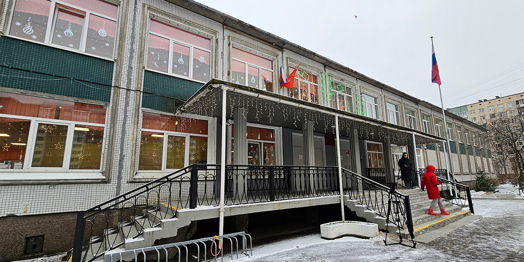 Охранница, пропустившая ученика с ножом в школу в Петербурге, признала вину