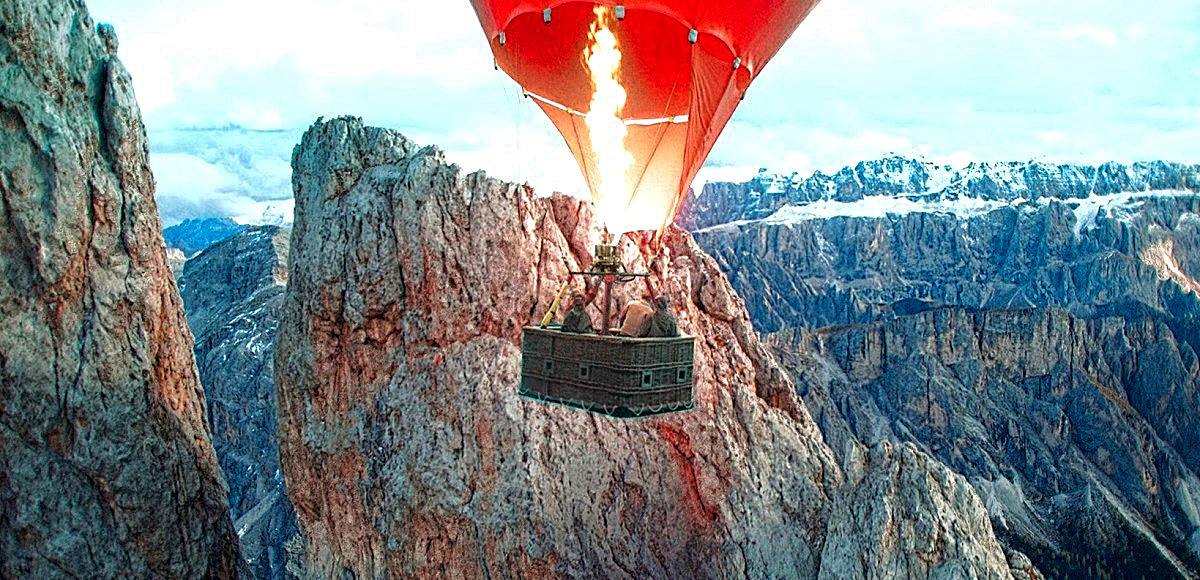 "- Направо замок Тамары, - говорили проводники, - а налево живой человек стоит, а чем живет и как туда попал, неизвестно. - И дикий же народ! - удивлялись экскурсанты. - Дети гор!"