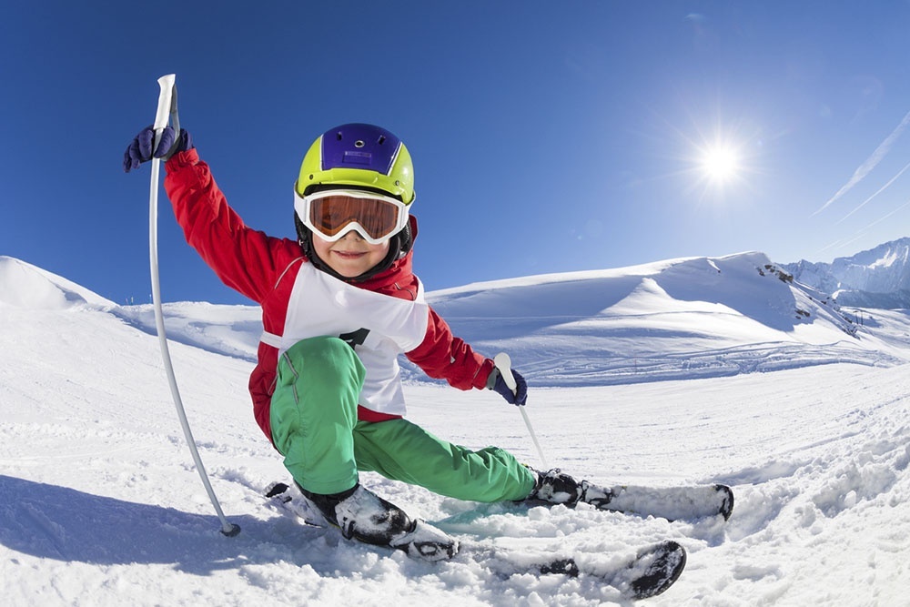    Зимний сезон в России традиционно стартует в конце декабря, а в предпраздничные недели резко растет спрос на покупку лыж и сноубордов. / iStock