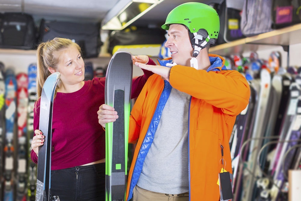    Правило подбора горных лыж по росту - это классическая формула: длина лыж равна вашему росту минус 10-15 сантиметров. / Фото: iStock