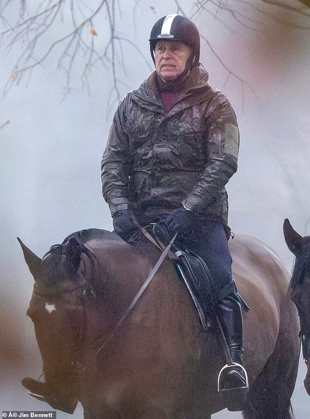 Эндрю Маунтбеттен-Виндзор верхом на лошади под дождем во время празднования Рождества членами Королевской семьи.