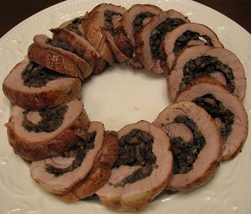 Рулет из свиной вырезки с грибами