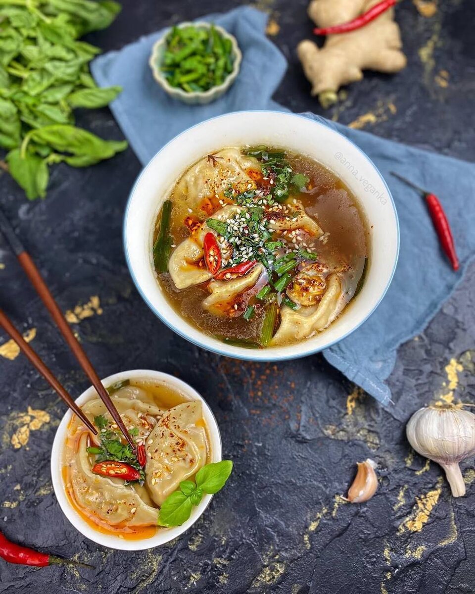 Веганские вонтоны с тофу в пряном бульоне