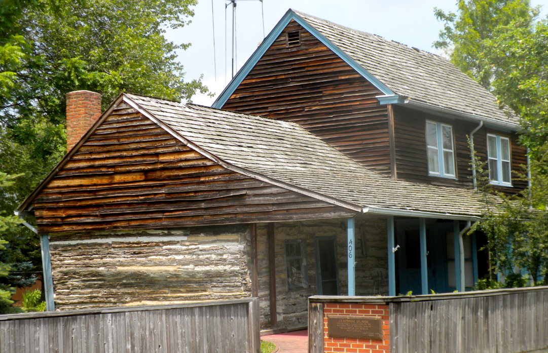 И нет, он изначально так построен, а не его перекосило