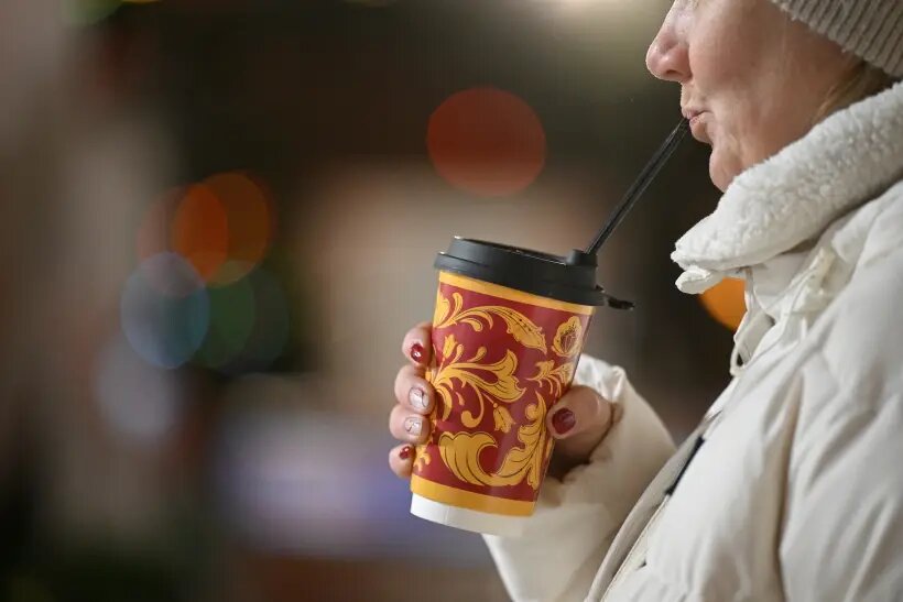  Главный тренд в новогоднем маникюре - доминирование красного и золотого цветов   © РИА Новости. Рамиль Ситдиков