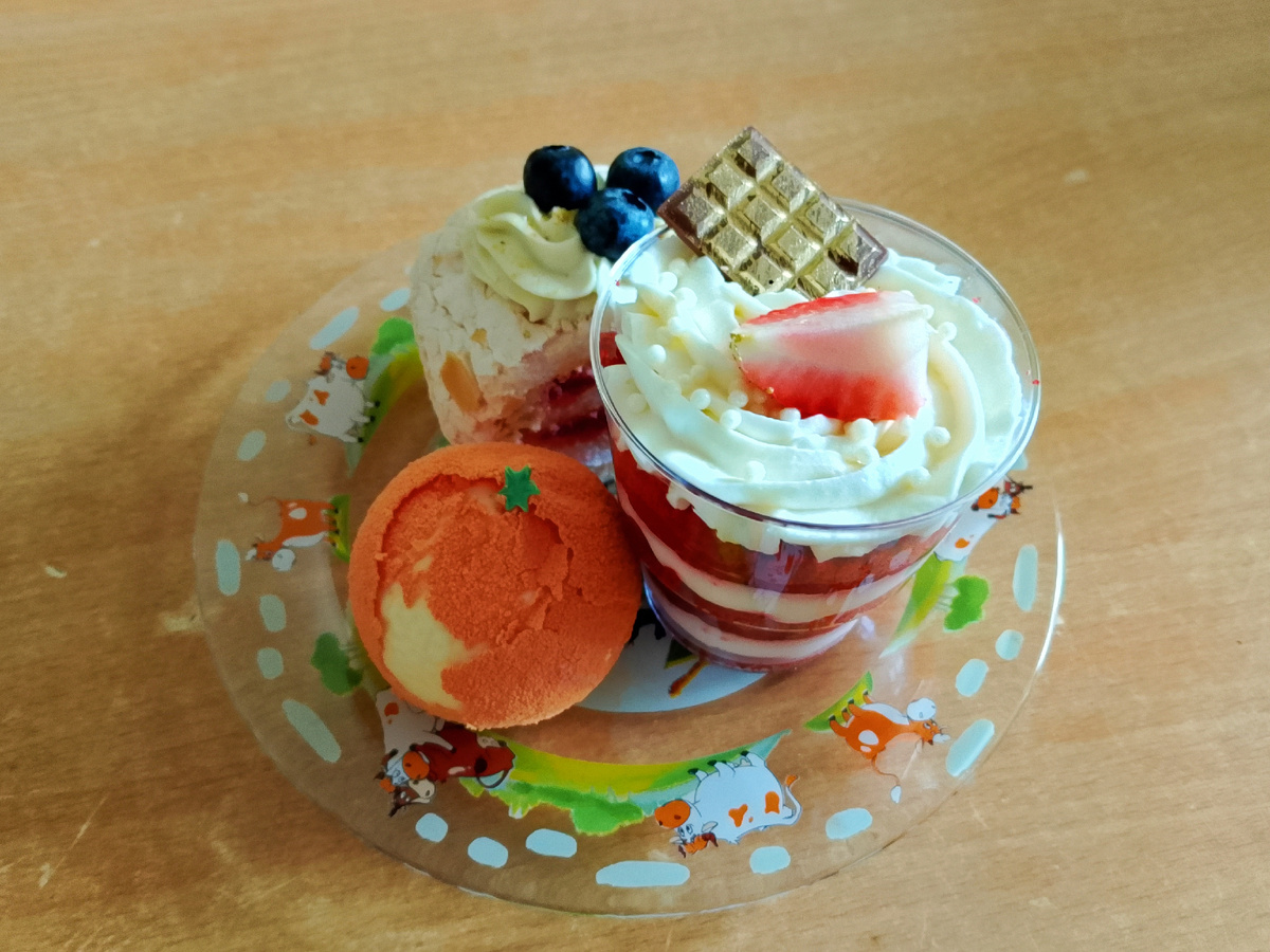 Чай с пироженкой тоже помогает от хандры☕