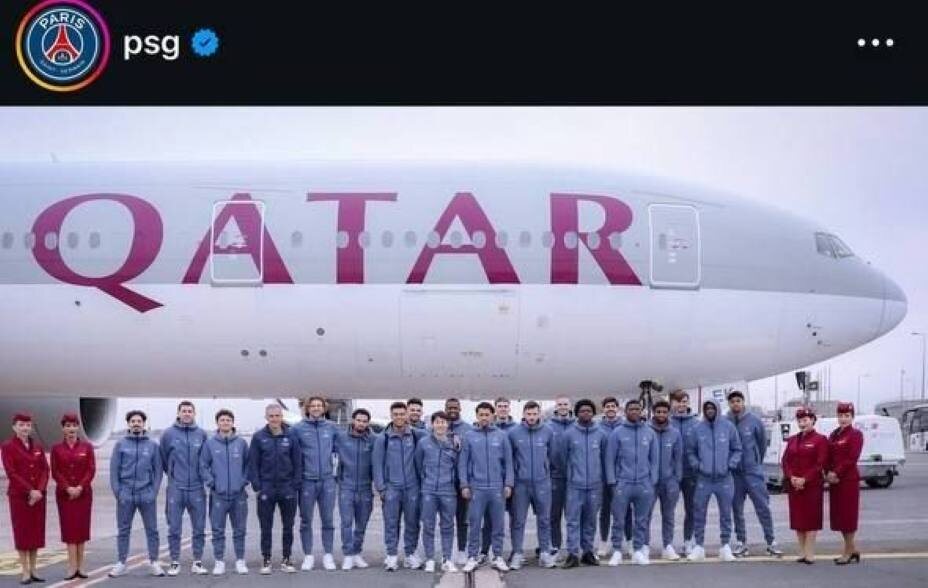    А на этом групповом снимке «ПСЖ» у самолета Сафонов исчез. Фото: Соцсети «ПСЖ»