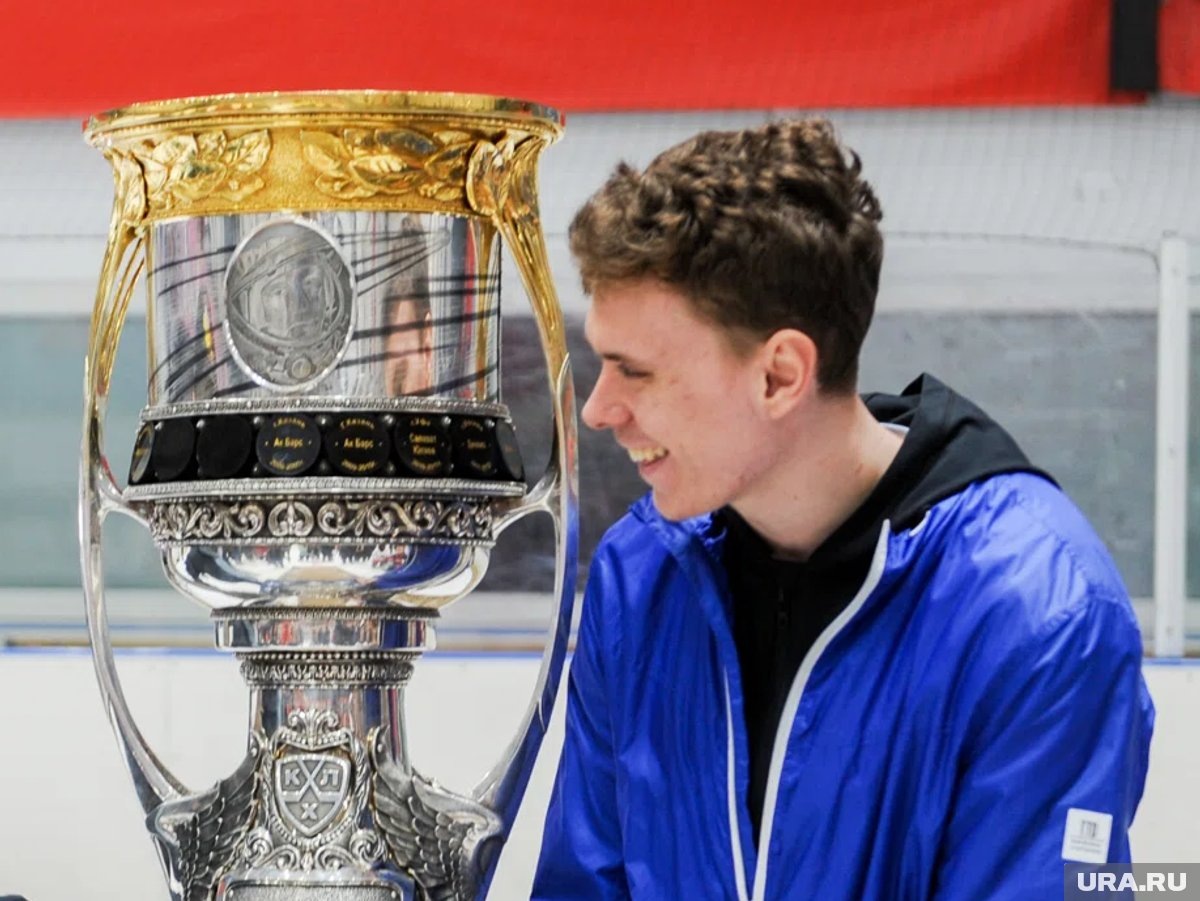     Данила Юров - обладатель Кубка Гагарина 2024 года