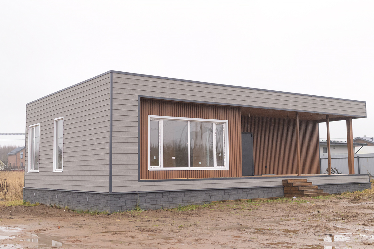 Сочетание горизонтальных фасадных панелей Карьяла и вертикального сайдинга Рейка фасадная