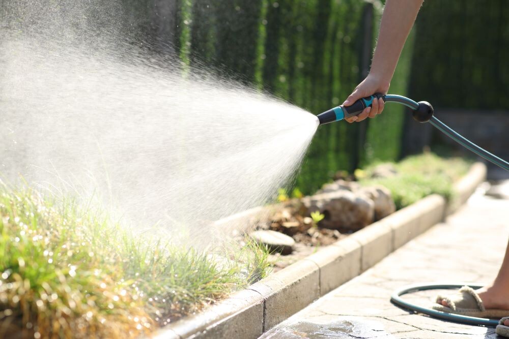 Вода из шланга под давлением 