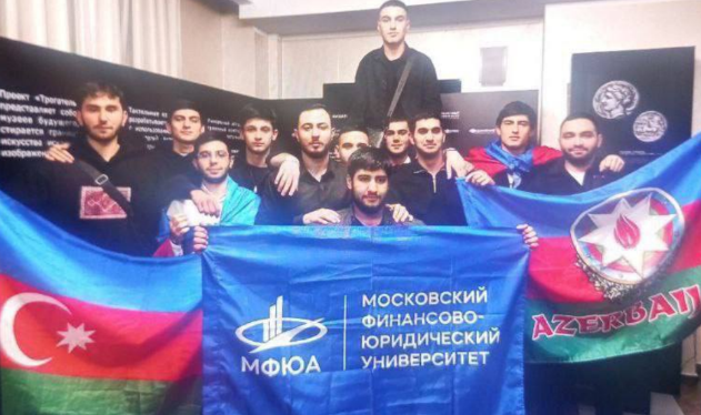 Студенты оттачивают движения лезгинки в Московском университете, о чем это говорит?