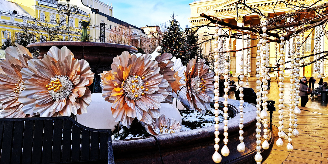 Театральная площадь в декорациях сказки Гофмана: Щелкунчик, Мышиный король и Вальс цветов. Про другие основные новогодние площадки Москвы