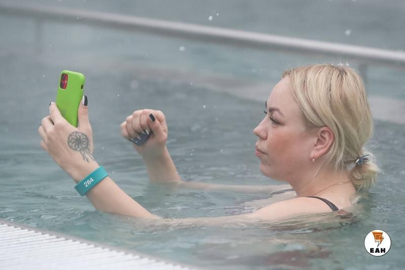    Девушка в термальном бассейне