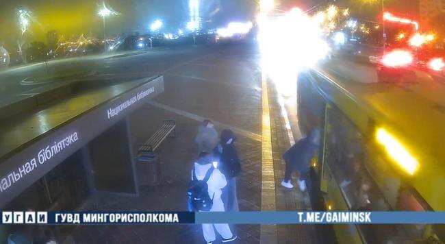 Стоп-кадр с камеры видеонаблюдения: автобус тронулся, увлекая за собой зажатую дверьми пенсионерку тг УГАИ ГУВД Мингорисполкома