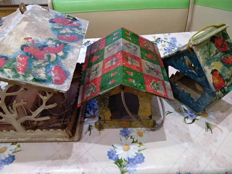 Так выгялдела обновленная кровля у кормушек перед нанесением лака