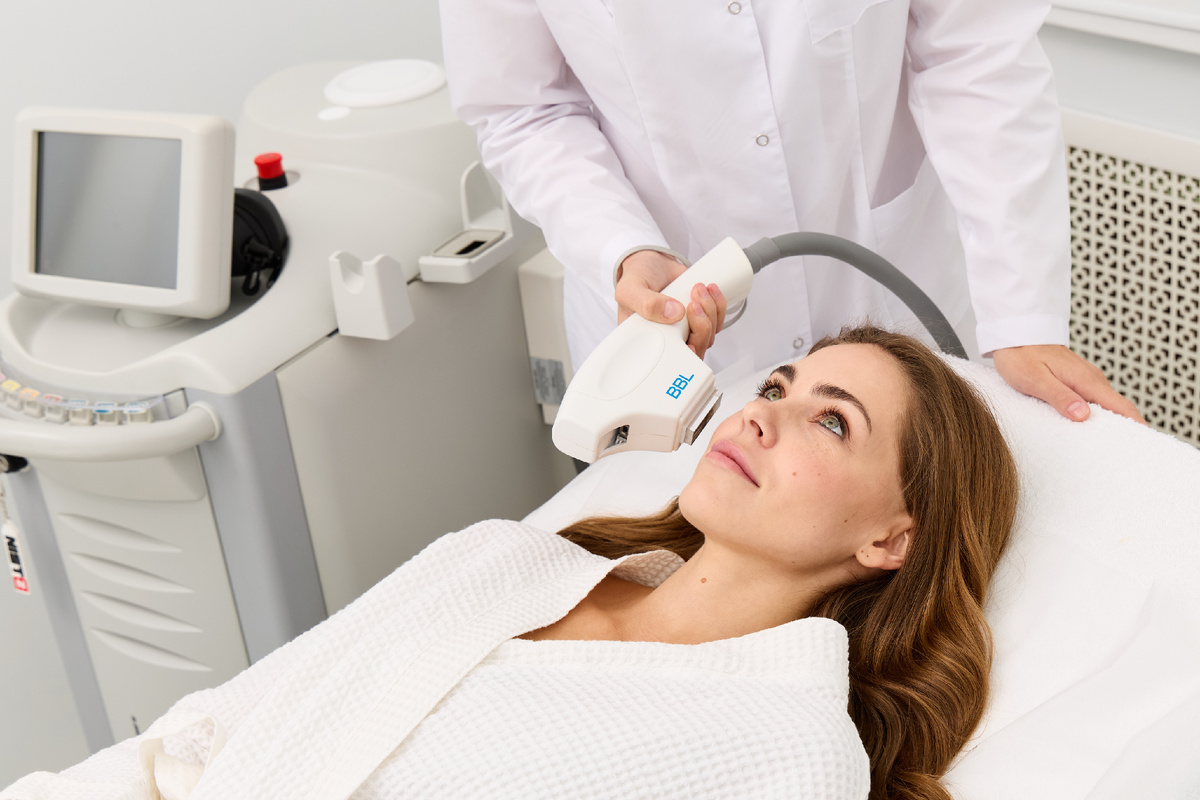 За счёт этого кожа начинает отражать свет по-другому — появляется тот самый эффект свежести, который мы обычно видим после отдыха.