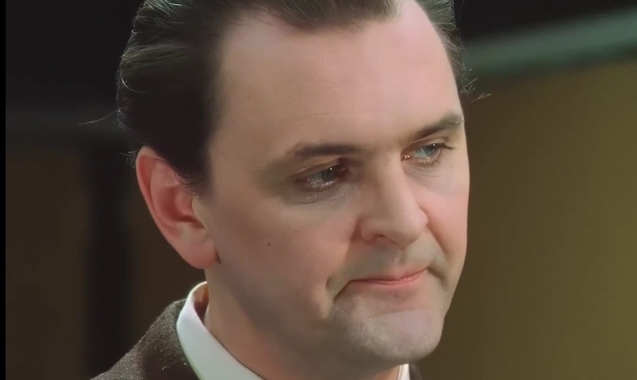 Любит ли Ипполит - Надю?