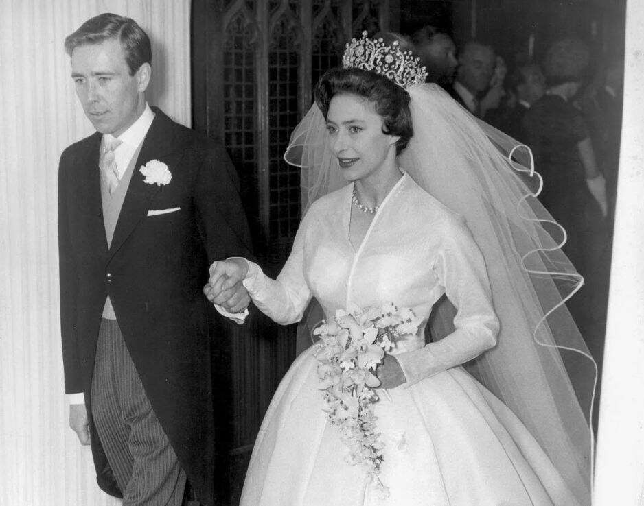 Свадьба-вызов: Принцесса Маргарет и Энтони Армстронг-Джонс. 6 мая 1960 года. Первая в истории королевская свадьба, транслируемая по телевидению.  Автор культового свадебного платья Норман Хартнелл, светские скандалы 1960-х и самая яркая пара Лондона.