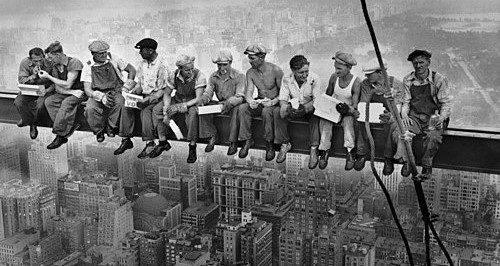 «Обед на небоскрёбе». На фото одиннадцать строителей Рокфеллер-центра обедали, сидя на стальной балке на высоте более 200 метров. Фотография стала символом смелости и эпохи строительства Нью-Йорка.