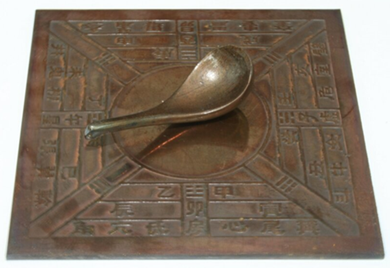 Модель китайского компаса «ложки» периода династии Хань.
