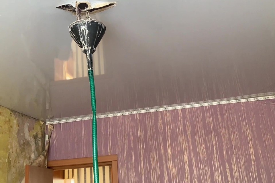    К потолку подвесили шланг с воронкой. Фото: ОНФ в Челябинской области