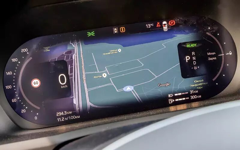    Гибридную сущность выдают индикаторы уровня заряда батареи и расхода энергии на приборной панели.