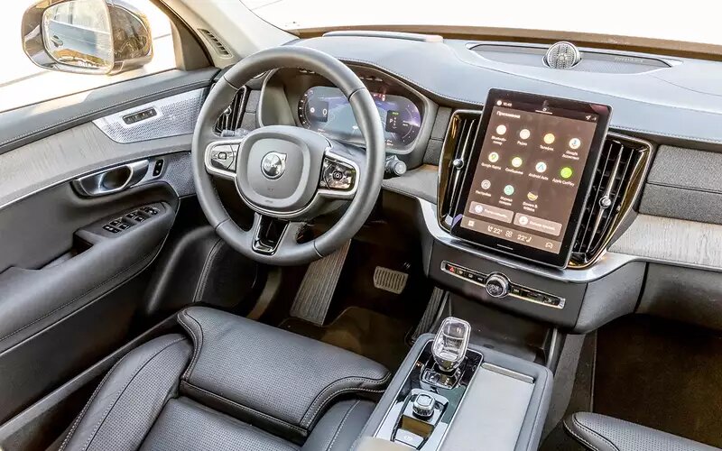    Монументальная панель почти не изменилась, только центральный экран стал чуть больше.