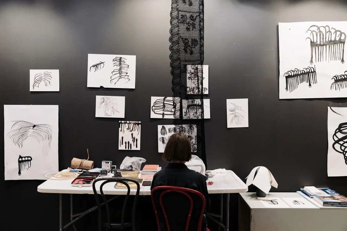 Художница Маша Обухова в своей мастерской в Галерее 9Б за работой (резидентка арт-резиденции Галереи 9Б в 2024 году)