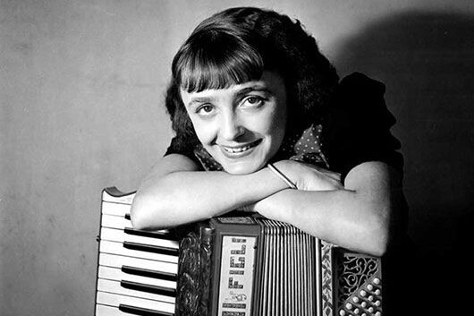 Фотография взята отсюда: https://muzobozrenie.ru/frantsiya-vspominaet-korolevu-frantsuzskoj-pesni-100-let-nazad-rodilas-e-dit-piaf/