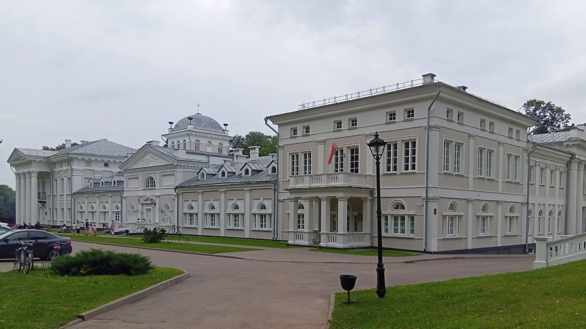 Дворец Булгаков в Жиличах. Вид на северный фасад с северо-западного угла.