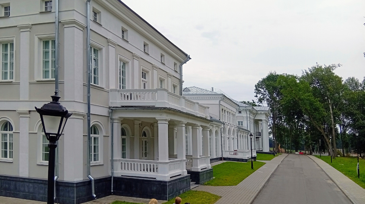 Дворец Булгаков в Жиличах. Вид на западный фасад с северо-западного угла.