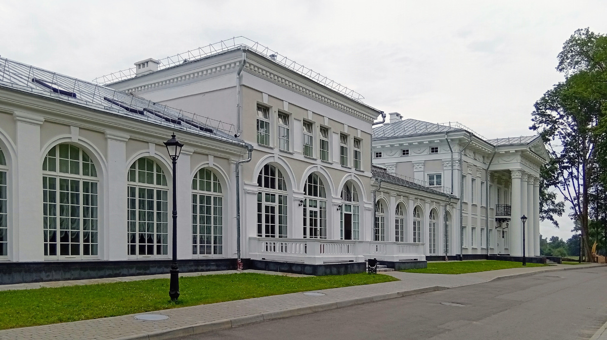 Дворец Булгаков в Жиличах. Вид на южный фасад с юго-западного угла.