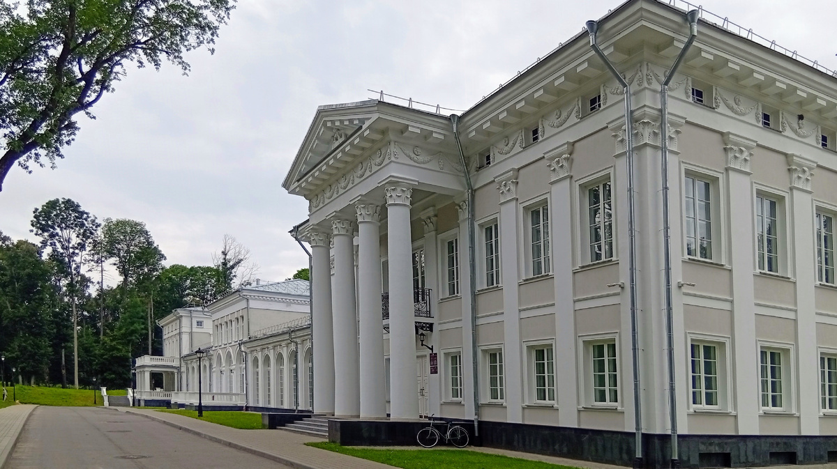 Дворец Булгаков в Жиличах. Вид на южный фасад с юго-восточного угла.