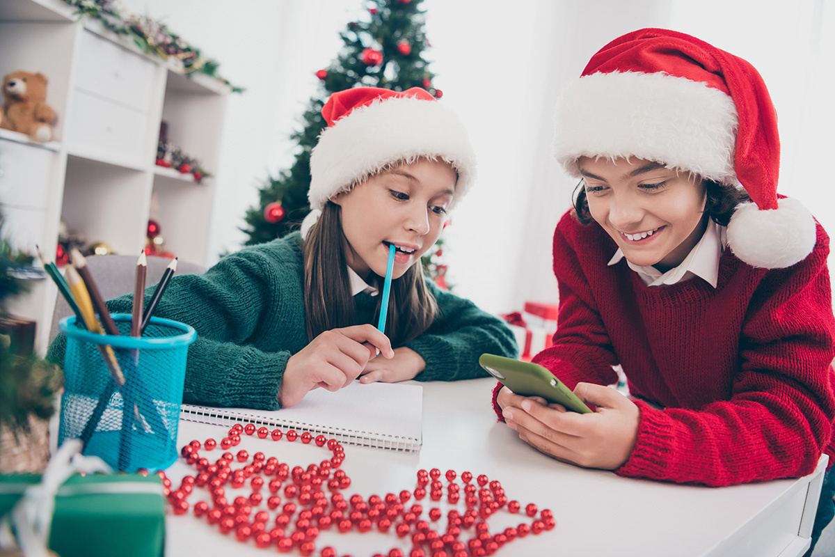 Roman Samborskyi / Shutterstock / FOTODOM📷Ученики могут сами сочинить и исполнить новогодние частушки