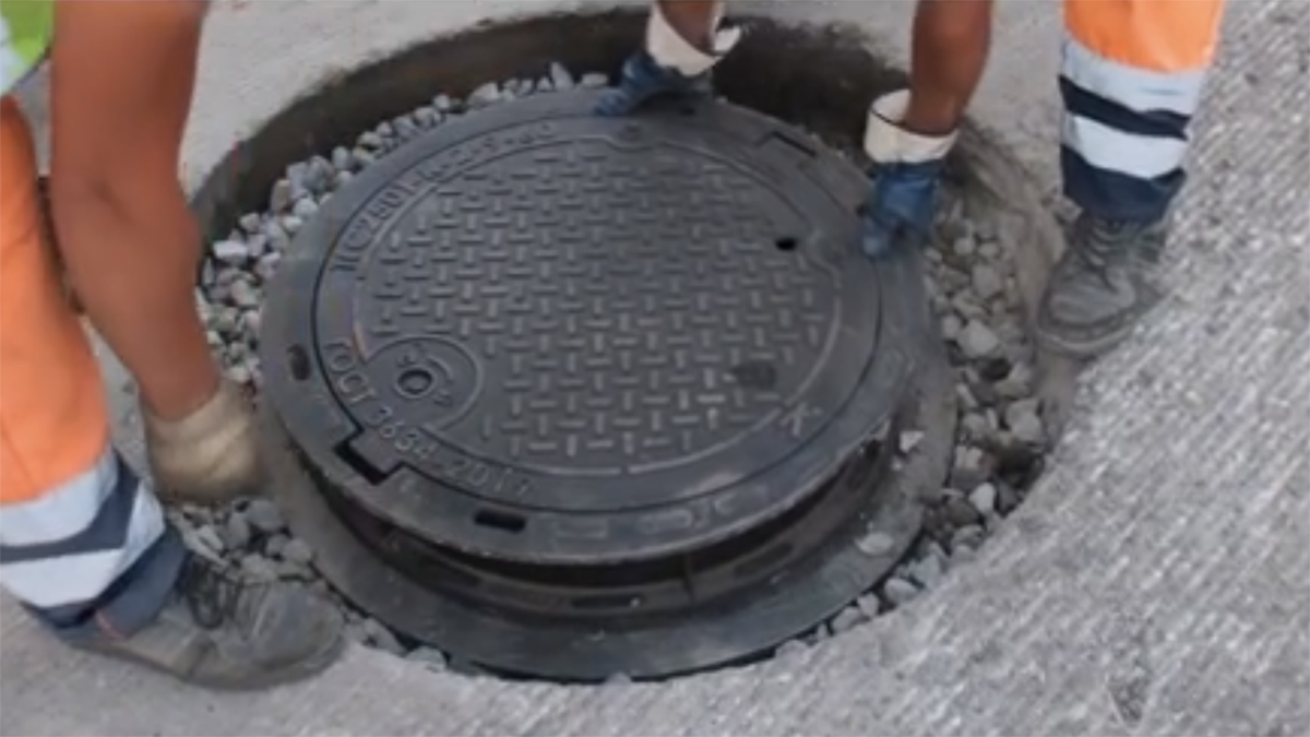 Устройство плавающего люка в дорожном покрытие: фото 1