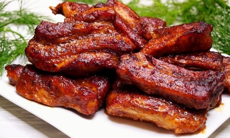 Новогодние ребрышки с хрустящей корочкой в духовке: простой рецепт с ресторанным результатом, мой секрет медово-горчичного маринада