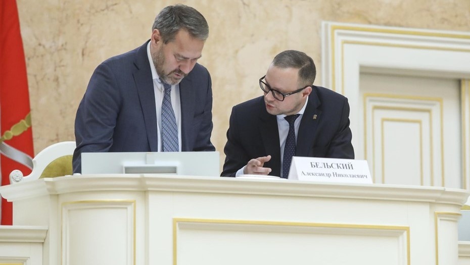    Законодательное собрание. Спикер ЗакСа Александр Бельский и депутат, глава БФК Денис Четырбок Автор фото: Лидия Верещагина