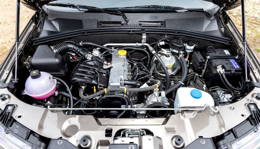 Двигатель 1.8 под капотом «Нивы Тревел»