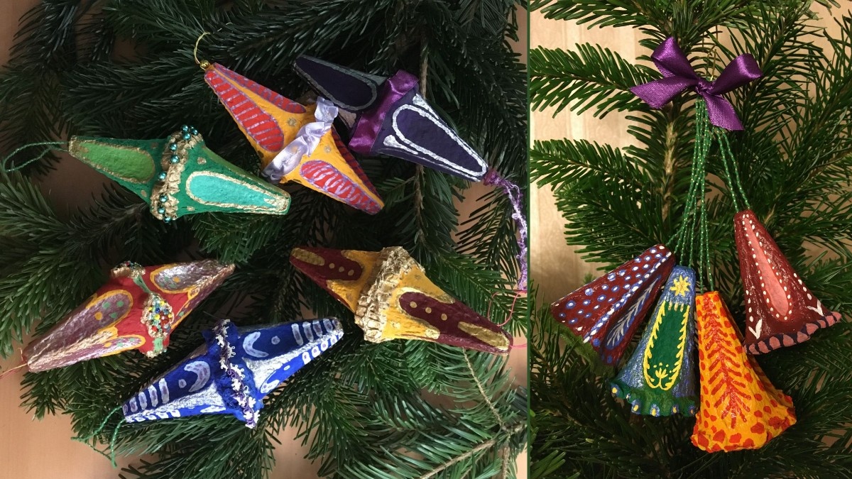 В статье описаны 4 формы ёлочных игрушек, сделанных из упаковки для яиц. На этой фотографии показаны две формы, про остальные ниже.