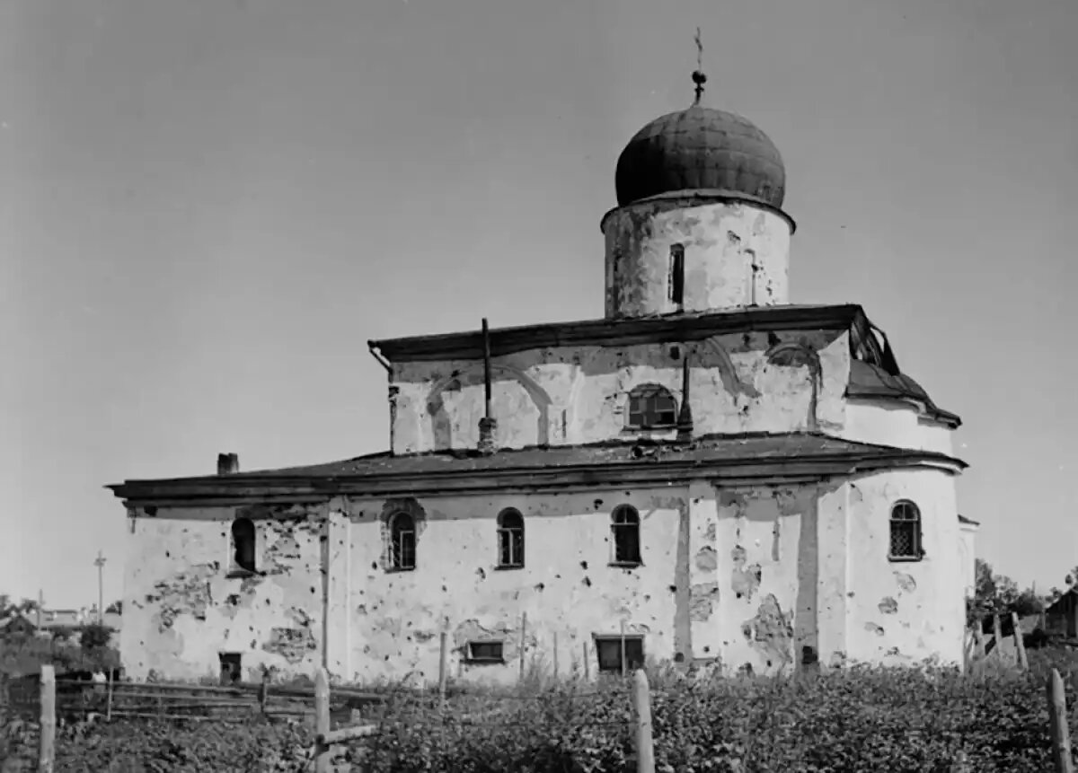    Послевоенный вид: иссечённый пулями и осколками южный фасад. Фото предоставлено НГОМЗ